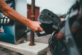 Nafta nebo benzín: Kde natankovat nejlevnější benzín a co přináší tankovací karta